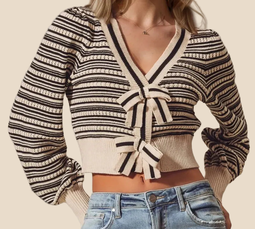 Creme-schwarz gestreifter Strickcardigan für Damen mit V-Ausschnitt und dekorativen Schleifenverschlüssen