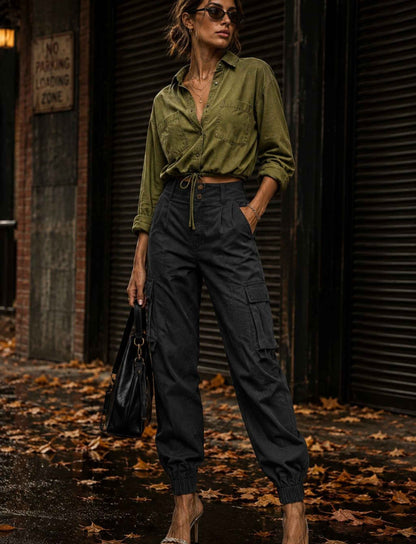 Graue Cargo-Joggerhose für Damen mit hoher Taille und Seitentaschen kombiniert mit khakifarbener Bluse im herbstlichen Rebel Streetstyle