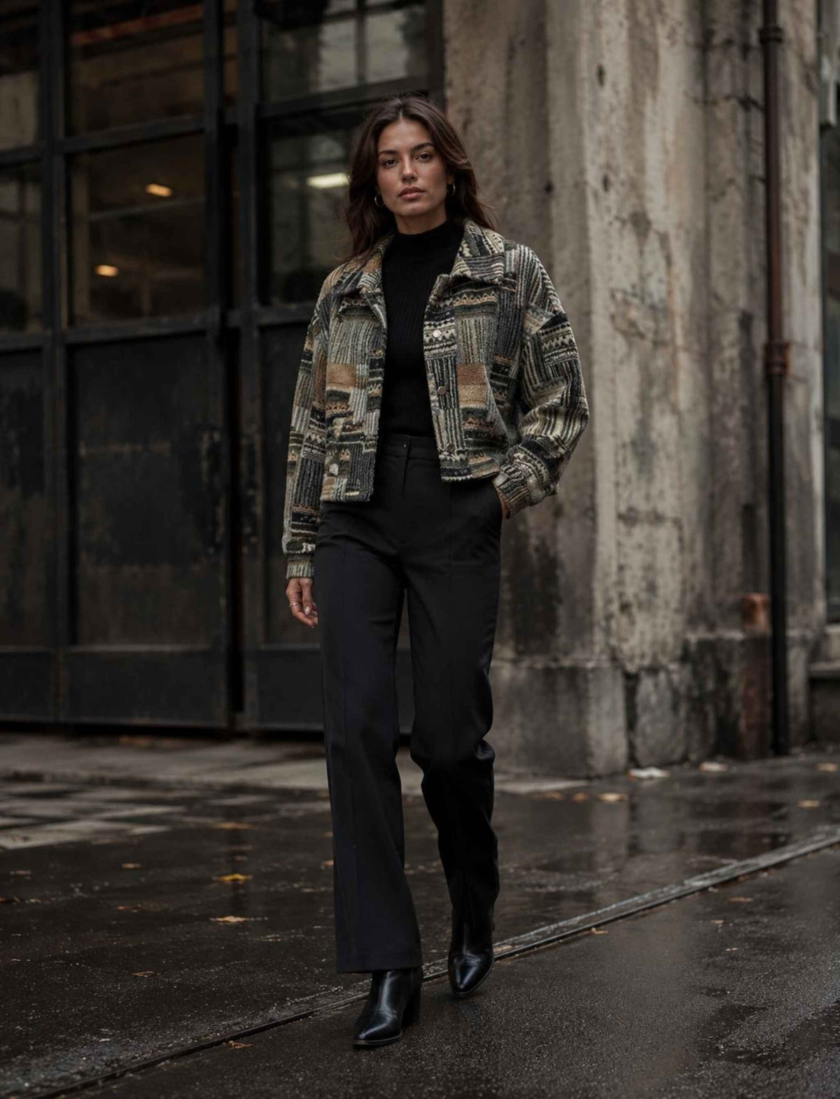 Karierte Bouclé-Jacke für Damen in Grün, Beige und Braun kombiniert mit schwarzer Hose im herbstlichen Rebel Streetstyle
