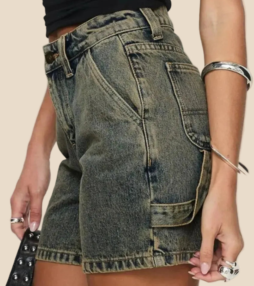 Khakifarbene High-Waist Denim-Shorts für Damen im Washed-Look mit großen aufgesetzten Seitentaschen