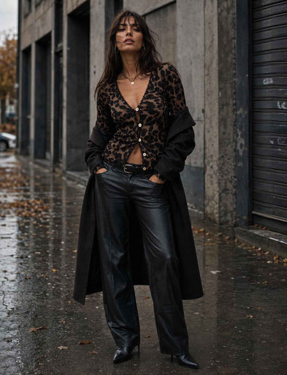 Leoparden-Cardigan für Damen mit V-Ausschnitt und Knopfleiste kombiniert mit schwarzer Lederhose im herbstlichen Rebel Streetstyle