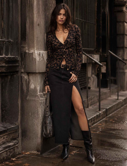 Leoparden-Cardigan für Damen kombiniert mit schwarzem Maxi-Rock mit hohem Beinschlitz im herbstlichen Rebel Streetstyle