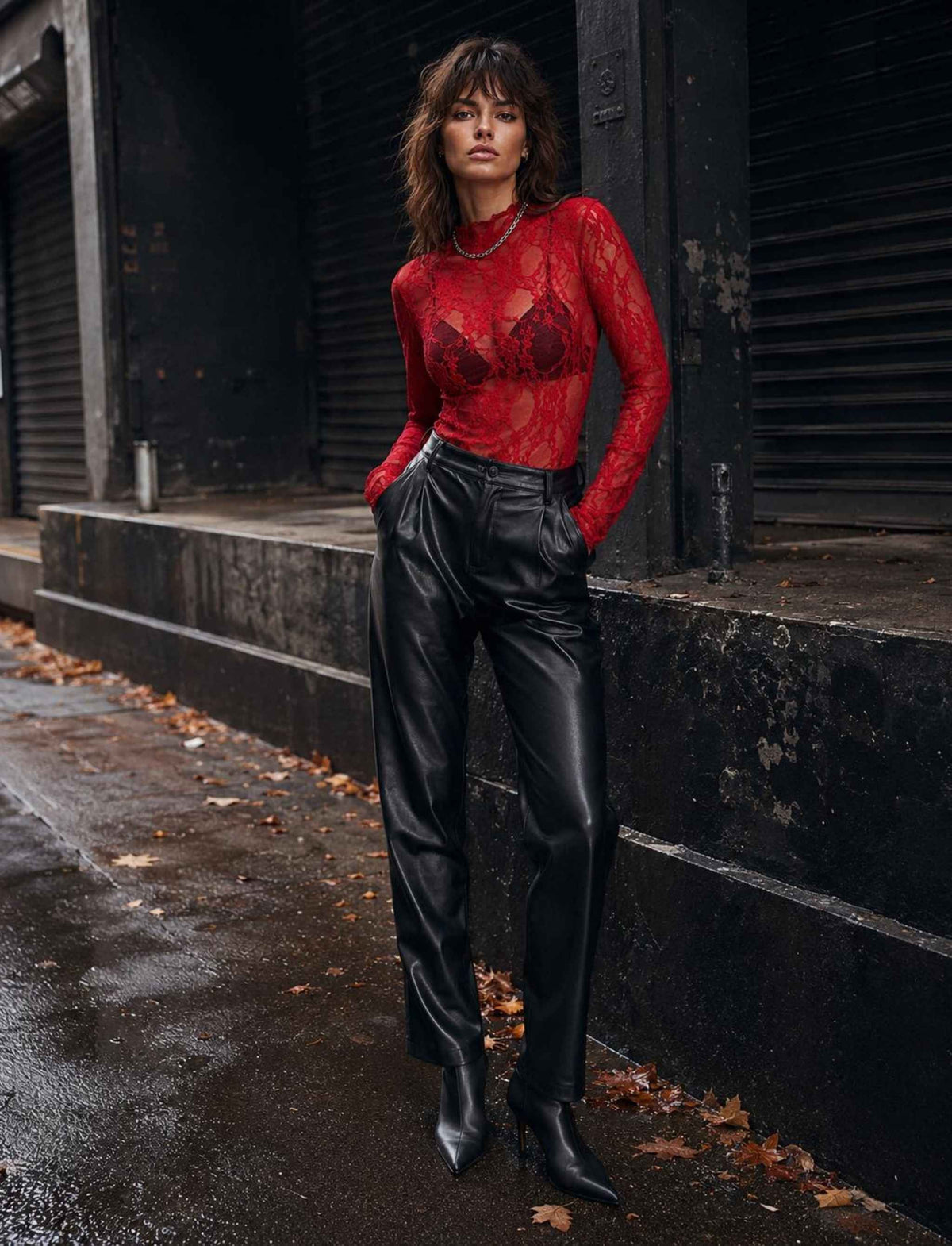 Roter transparenter Spitzenbody für Damen mit langen Ärmeln kombiniert mit schwarzer Lederhose im herbstlichen Rebel Streetstyle