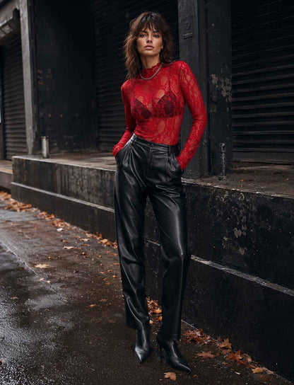Roter transparenter Spitzenbody für Damen mit langen Ärmeln kombiniert mit schwarzer Lederhose im herbstlichen Rebel Streetstyle