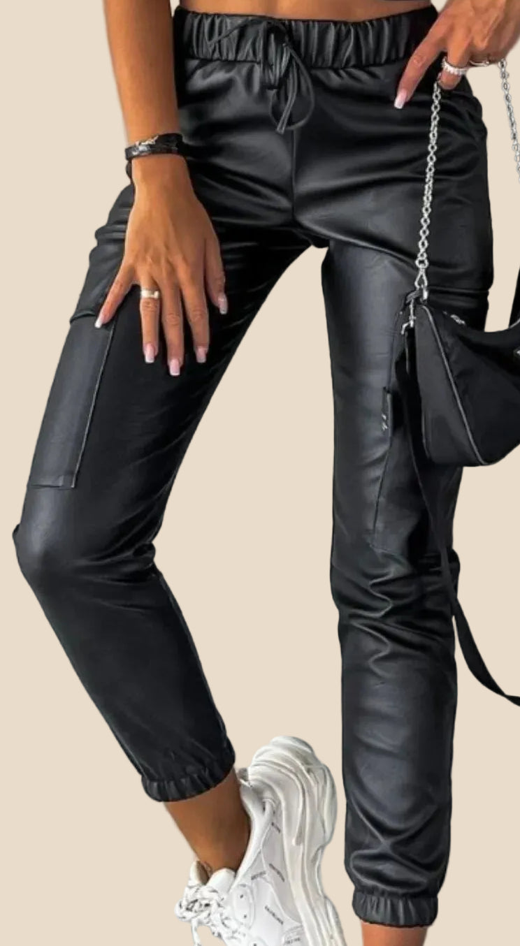 Schwarze Kunstleder-Cargohose für Damen mit elastischem Bund, Kordelzug, Seitentaschen und elastischen Beinabschlüssen