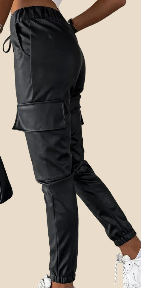 Schwarze Kunstleder-Cargohose für Damen mit elastischem Bund, Kordelzug, Seitentaschen und elastischen Beinabschlüssen