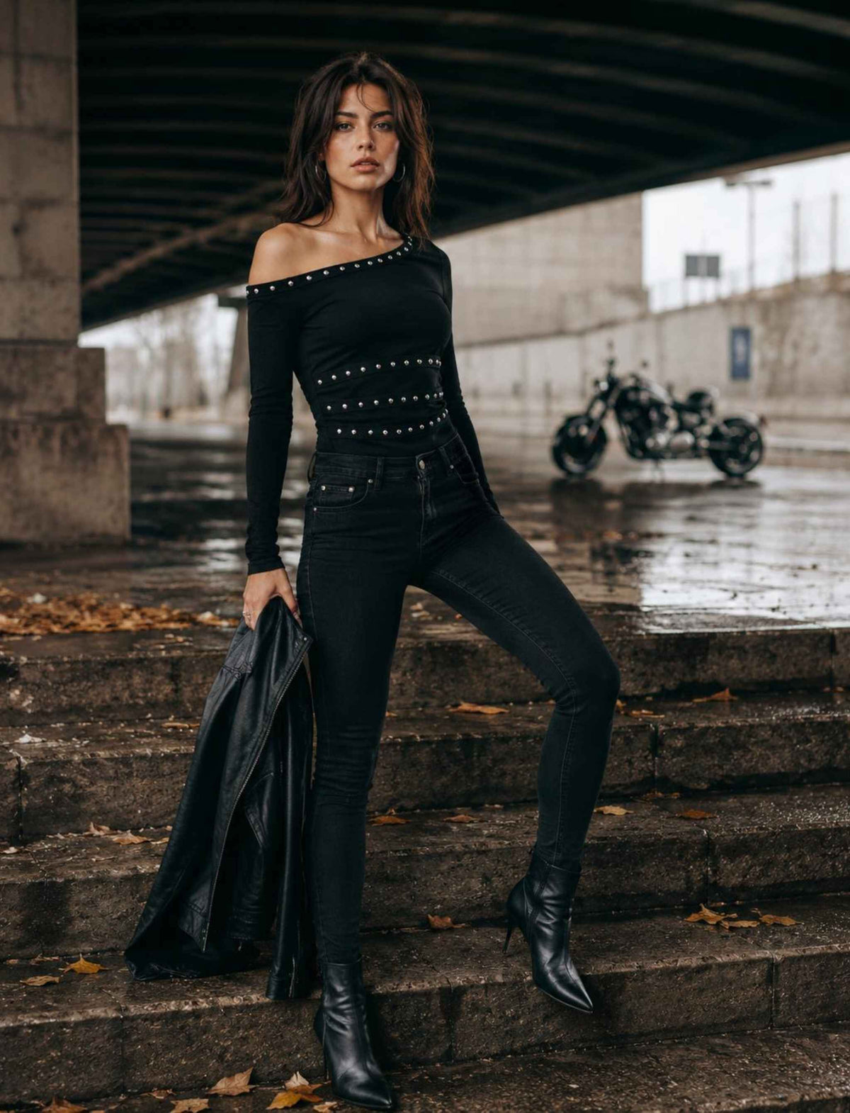 Schwarzes One-Shoulder Top für Damen mit langen Ärmeln und Nieten kombiniert mit schwarzer Jeans im herbstlichen Rebel Streetstyle