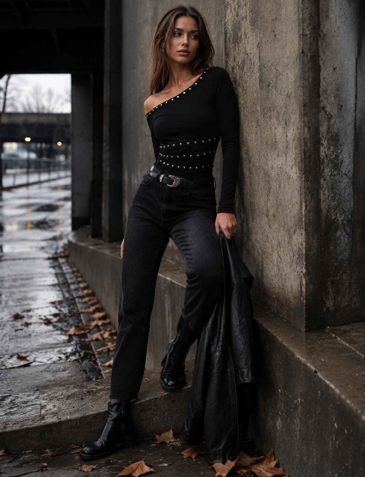 Schwarzes One-Shoulder Top für Damen mit langen Ärmeln und Nieten kombiniert mit schwarzer Jeans im herbstlichen Rebel Streetstyle