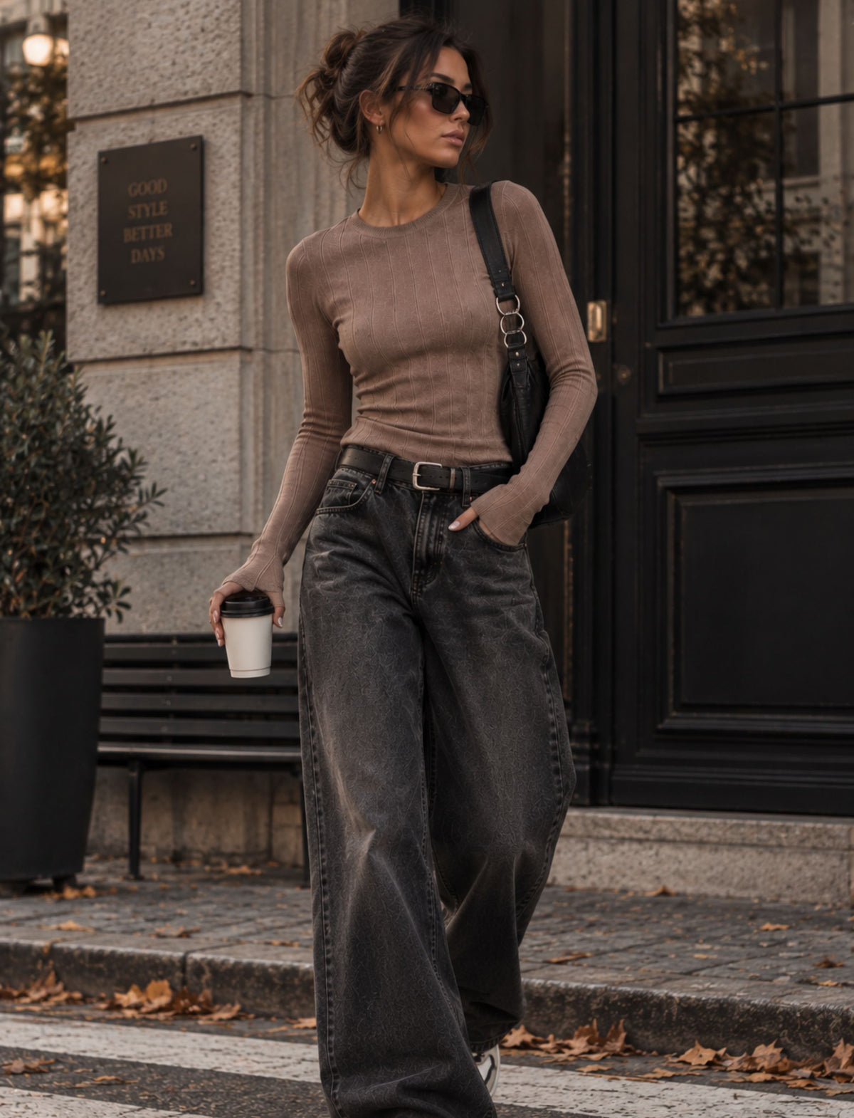 Taupefarbenes figurbetontes Langarmshirt für Damen mit Rundhalsausschnitt im herbstlichen Rebel Streetstyle