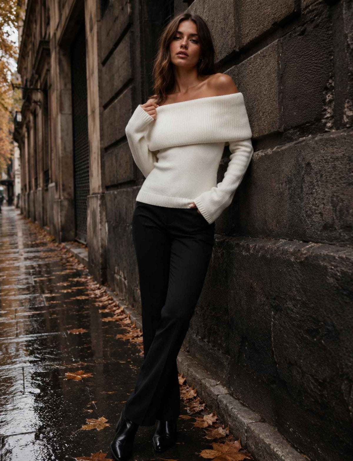 Weißer Off-Shoulder Strickpullover für Damen kombiniert mit schwarzer Hose im herbstlichen Rebel Streetstyle