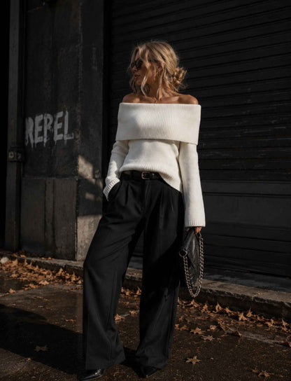 Weißer Off-Shoulder Strickpullover für Damen kombiniert mit schwarzer Wide-Leg-Hose im herbstlichen Rebel Streetstyle