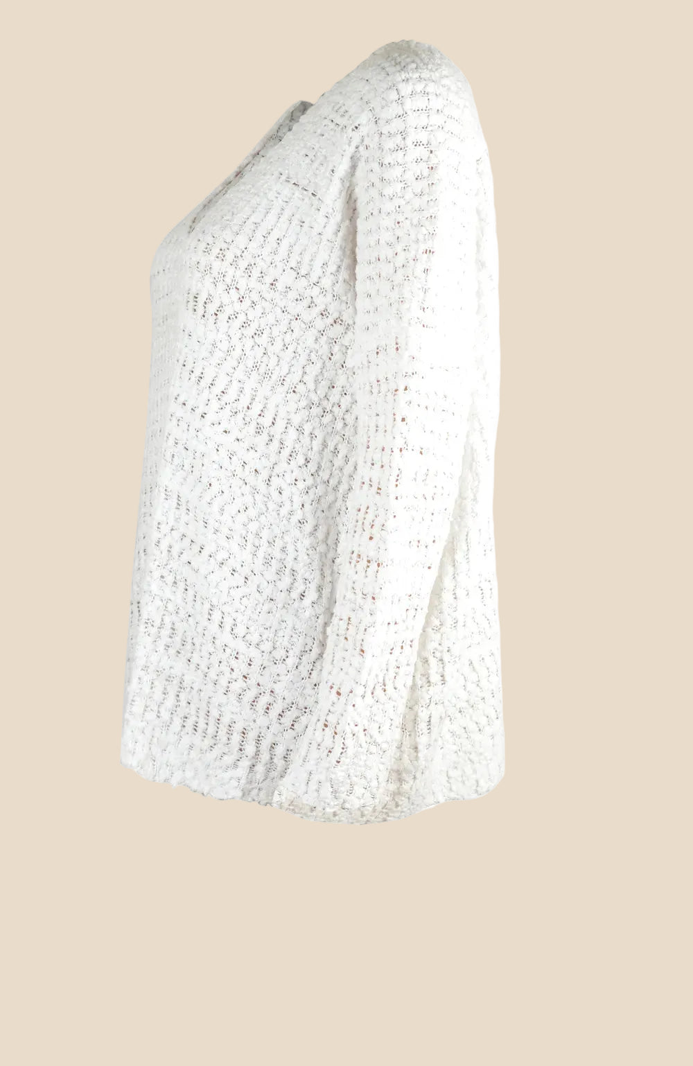 Locker geschnittener One-Shoulder Strickpullover für Damen kombiniert mit Jeans für einen modernen Herbst-Look