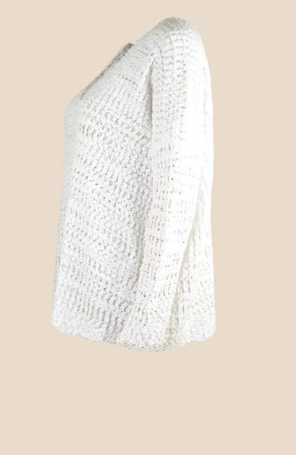 Locker geschnittener One-Shoulder Strickpullover für Damen kombiniert mit Jeans für einen modernen Herbst-Look