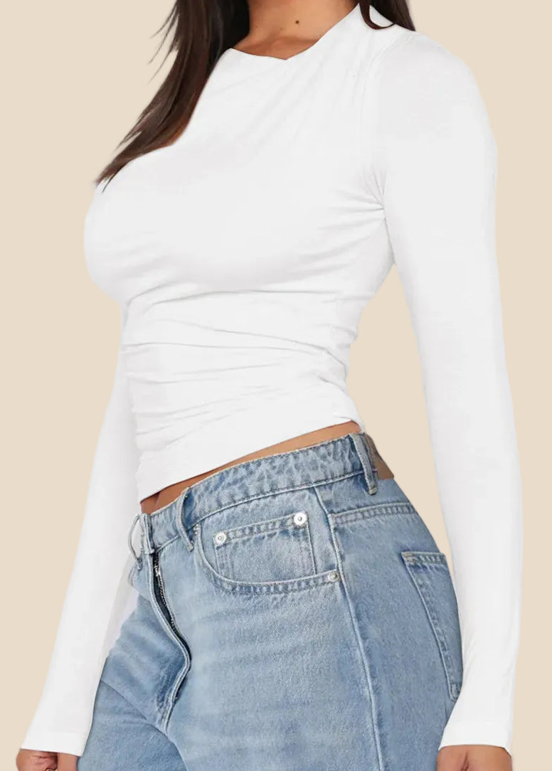 Weißes figurbetontes Langarmshirt für Damen mit seitlicher Raffung und asymmetrischem Ausschnitt