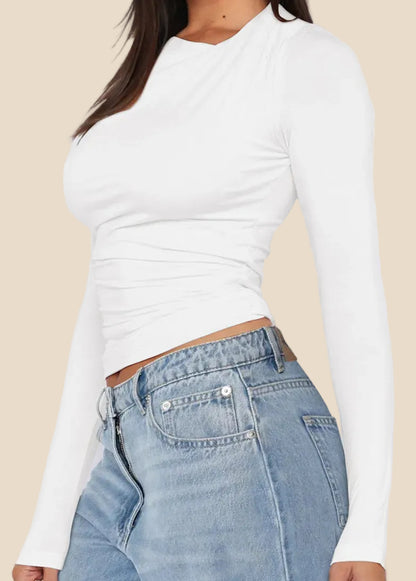 Weißes figurbetontes Langarmshirt für Damen mit seitlicher Raffung und asymmetrischem Ausschnitt