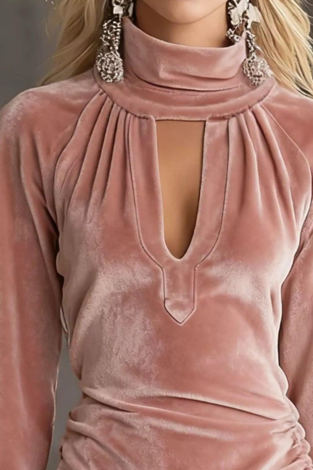 Detailansicht des rosa Samt-Minikleids mit Cut-out und Raffungen am Dekolleté