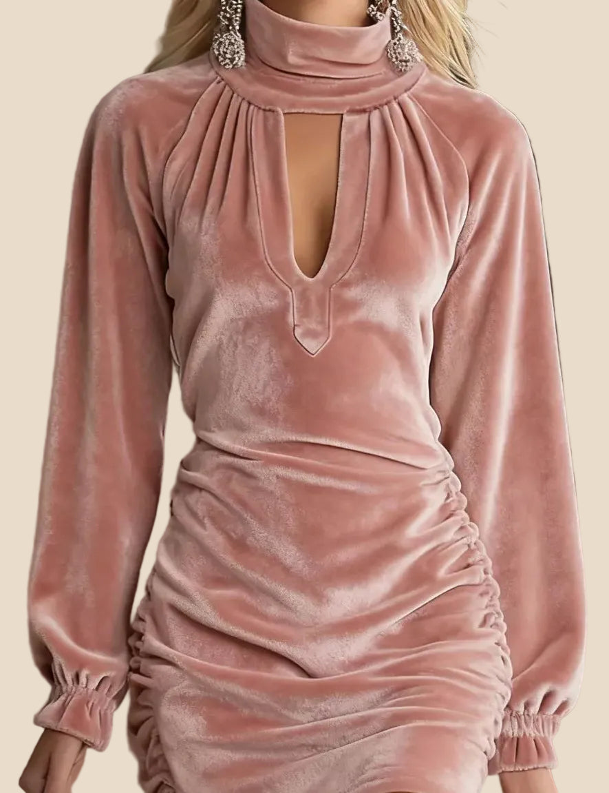 Rosa Samtkleid für Damen mit Raffungen und Cut-out am Dekolleté