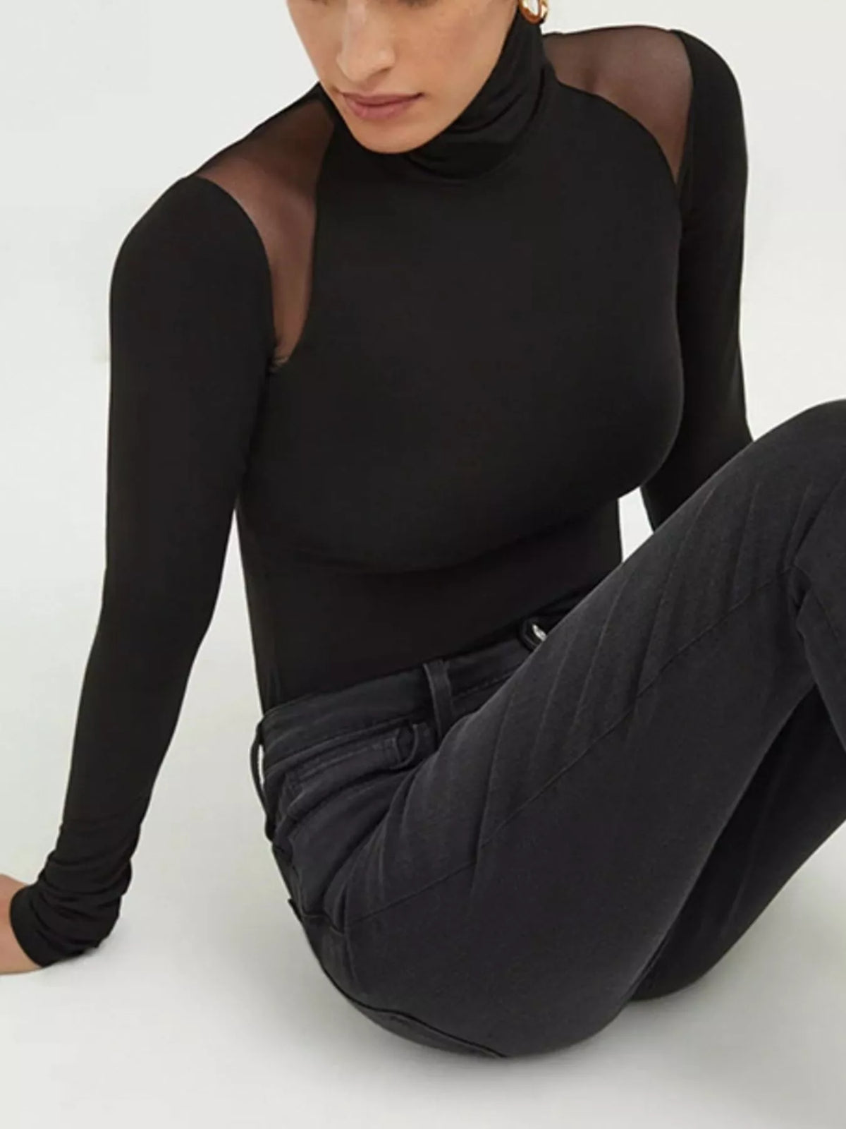 Schwarzer Mesh-Body für Damen mit Rollkragen und körpernaher Passform in Seitenansicht