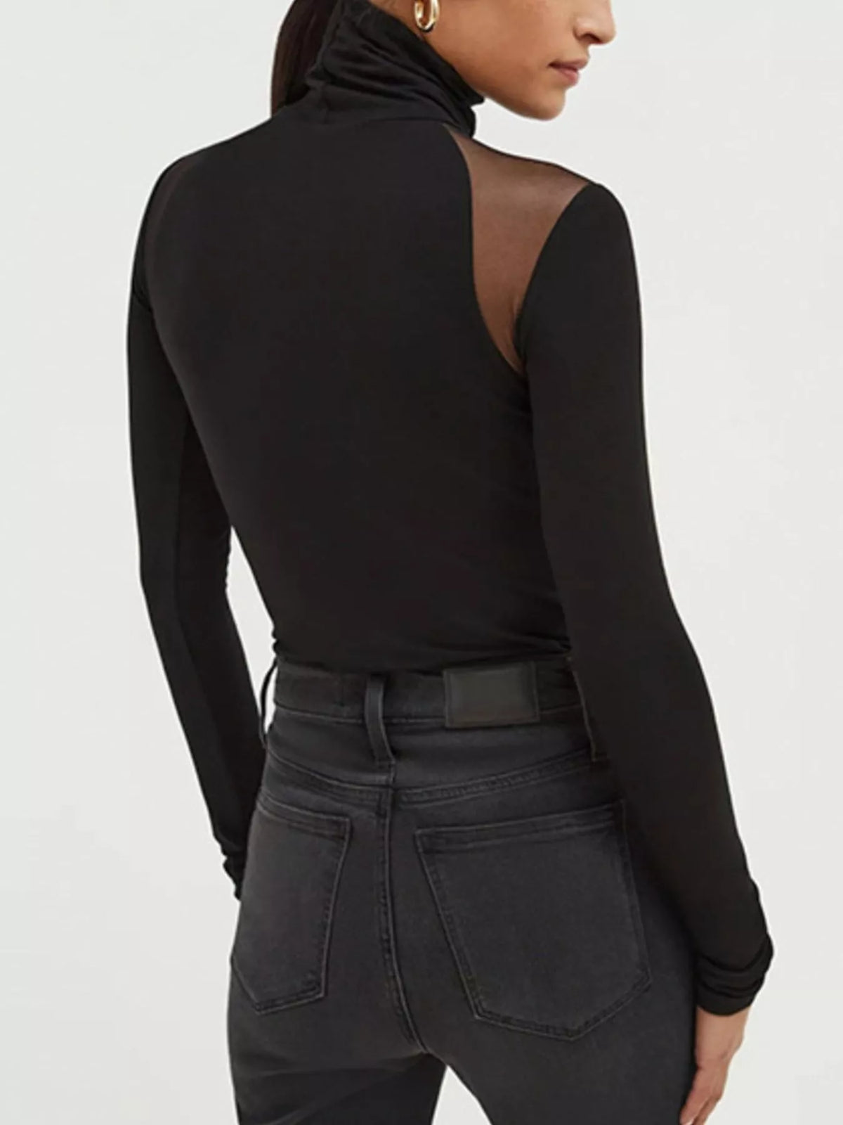Schwarzer Mesh-Body für Damen mit Rollkragen und körpernaher Passform in Seitenansicht