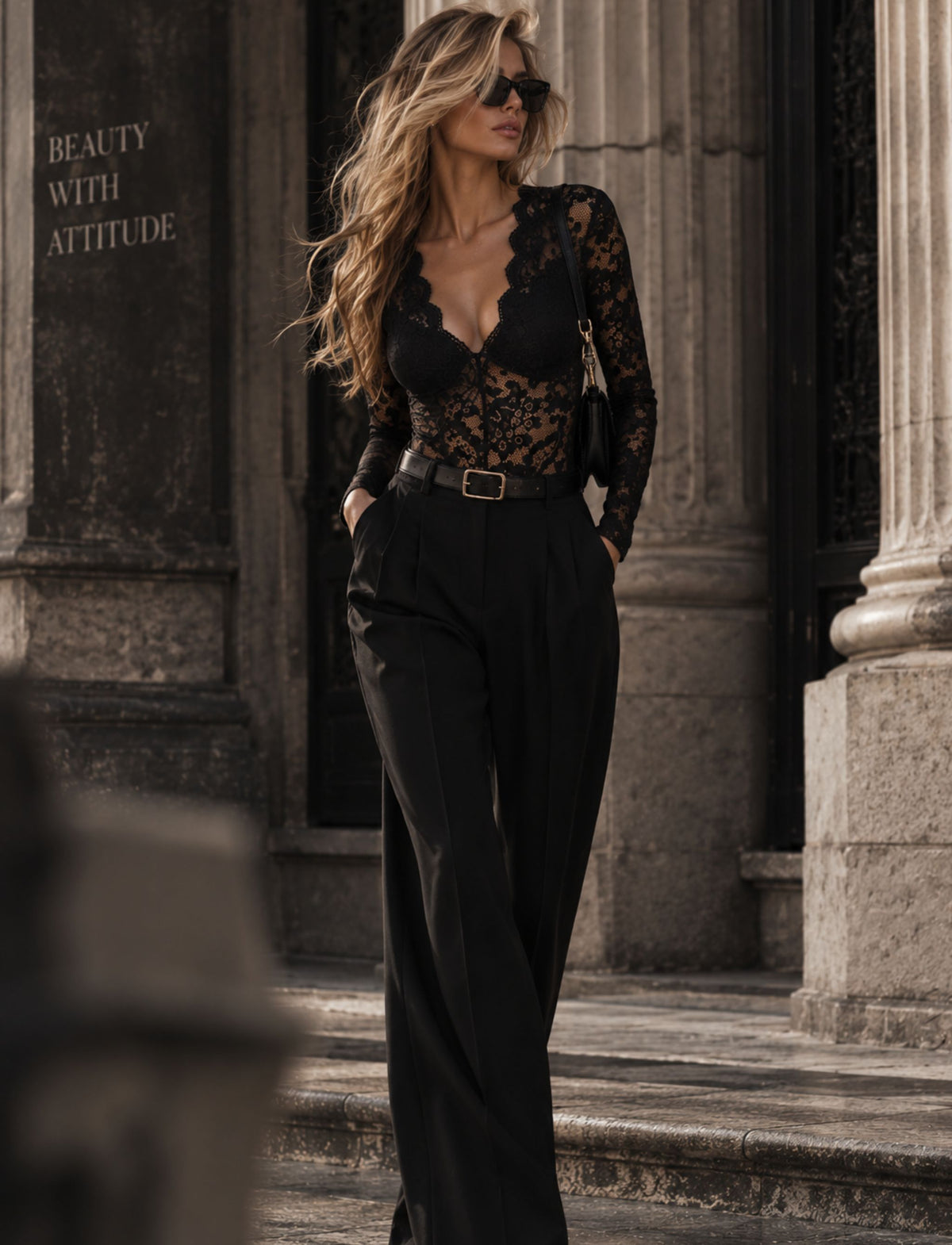 Schwarzer Damen Spitzen-Bodysuit mit tiefem V-Ausschnitt kombiniert in einem herbstlichen Outfit