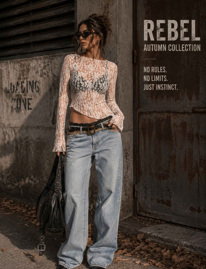 Transparentes Damen Langarm-Top aus floraler Spitze kombiniert mit weiter Jeans für einen Herbst-Look