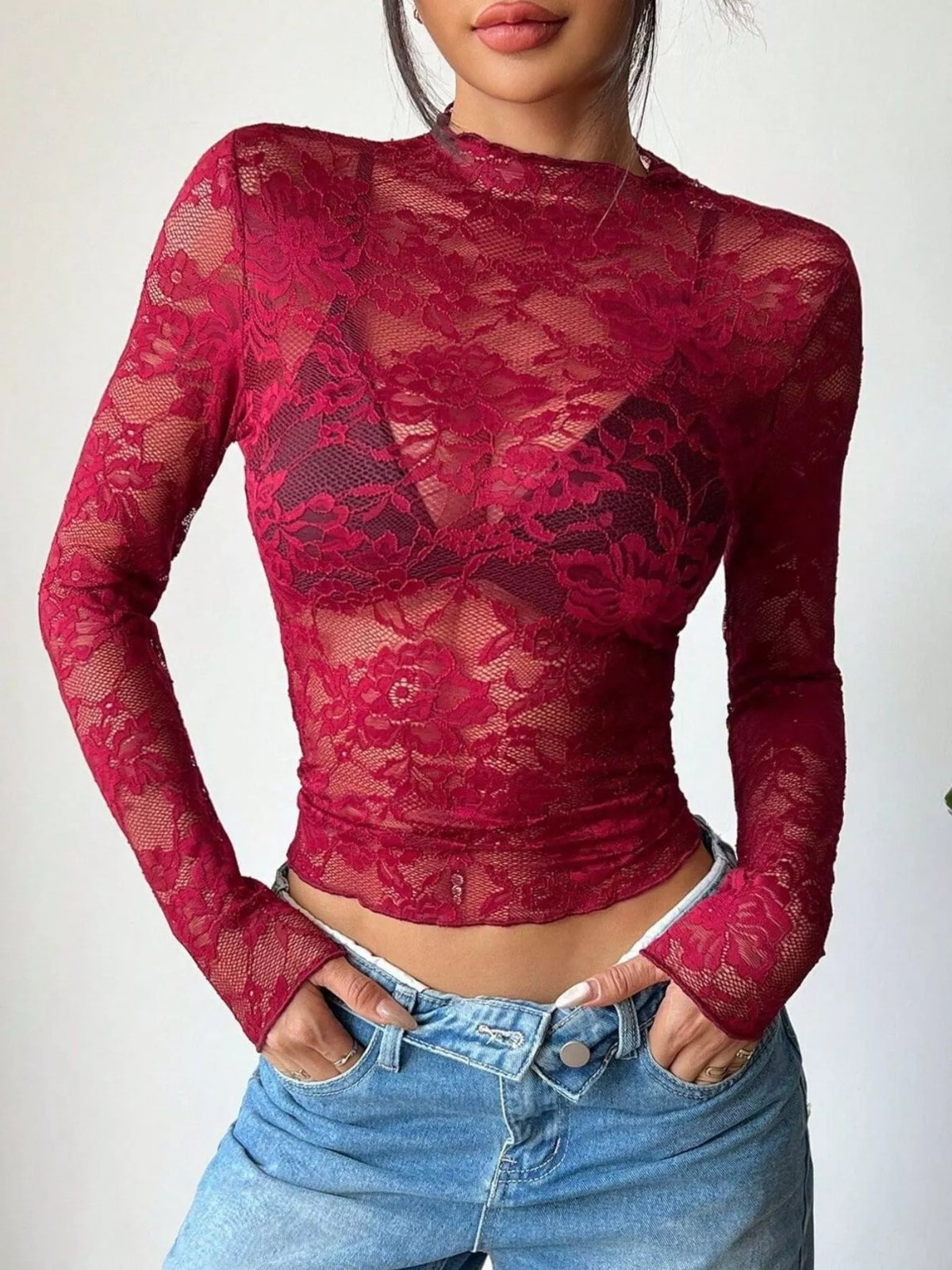 Seitenansicht des transparenten Spitzen-Langarmtops für Damen mit floralem Muster