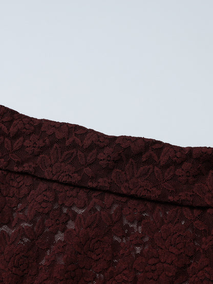 Nahaufnahme des floralen Spitzenstoffs des asymmetrischen Damen-Langarmtops