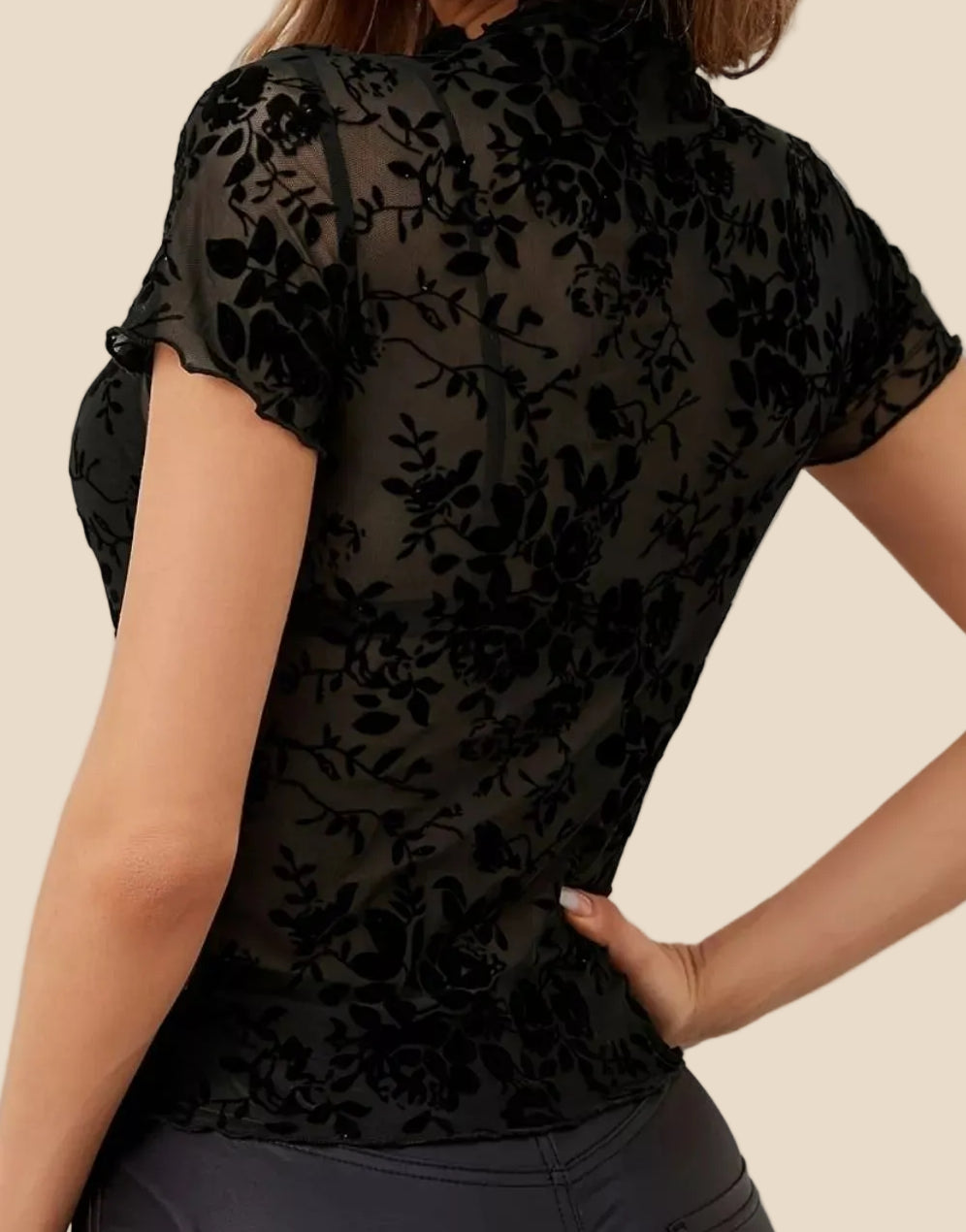 Rückansicht des transparenten Damen Spitzen-Tops mit floralem Muster und körpernaher Passform