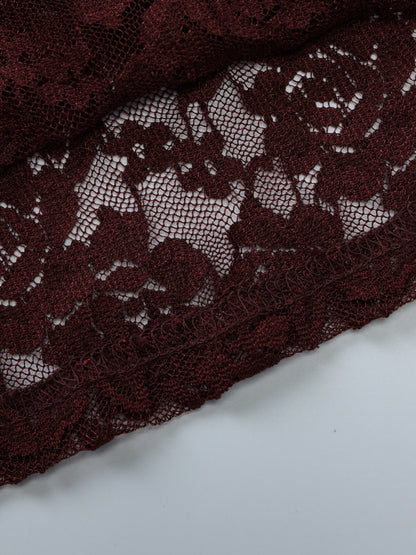 Detailansicht der floralen Spitzenstruktur des One-Shoulder Langarmtops für Damen