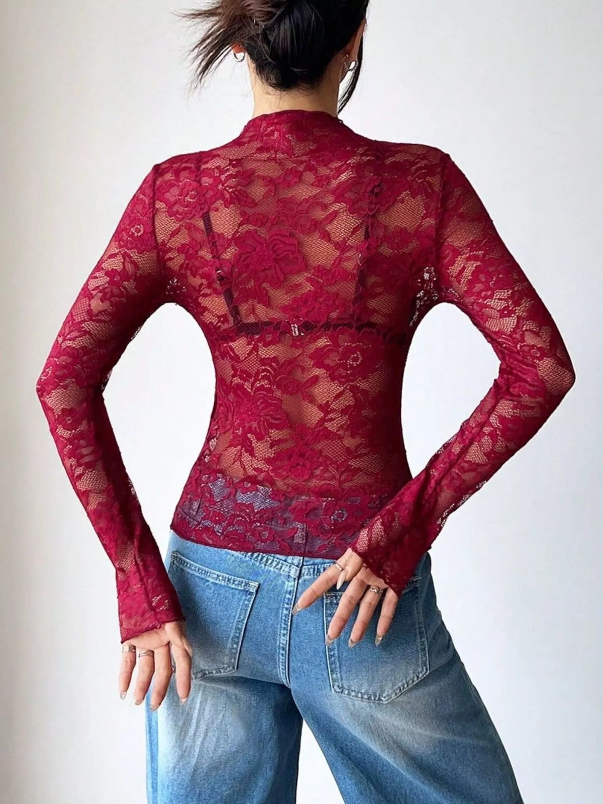 Rückansicht des floralen Spitzen-Langarmtops für Damen mit transparentem Design