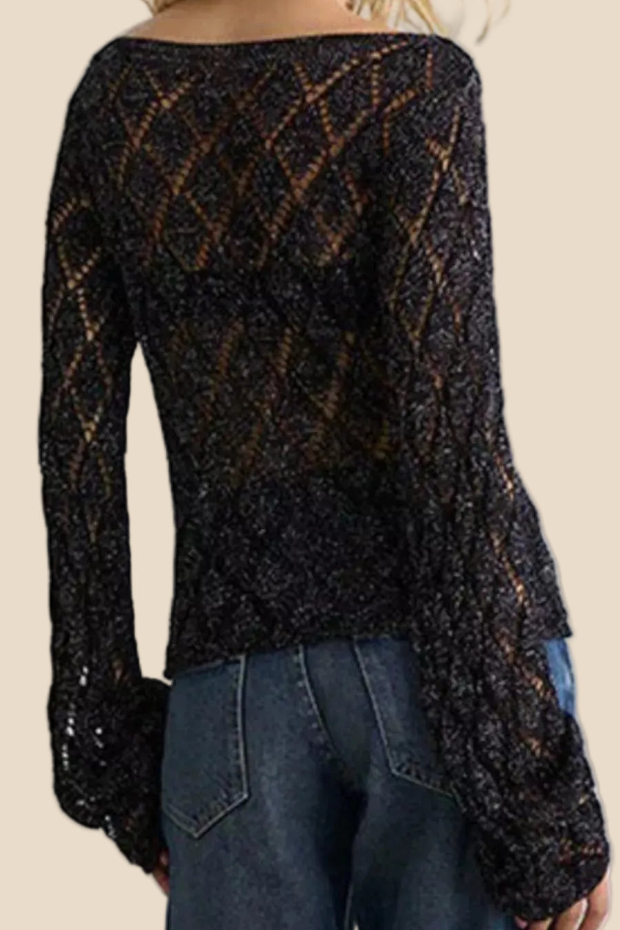 Rückansicht des Langarm Strickpullovers für Damen mit durchgehendem Lochmuster