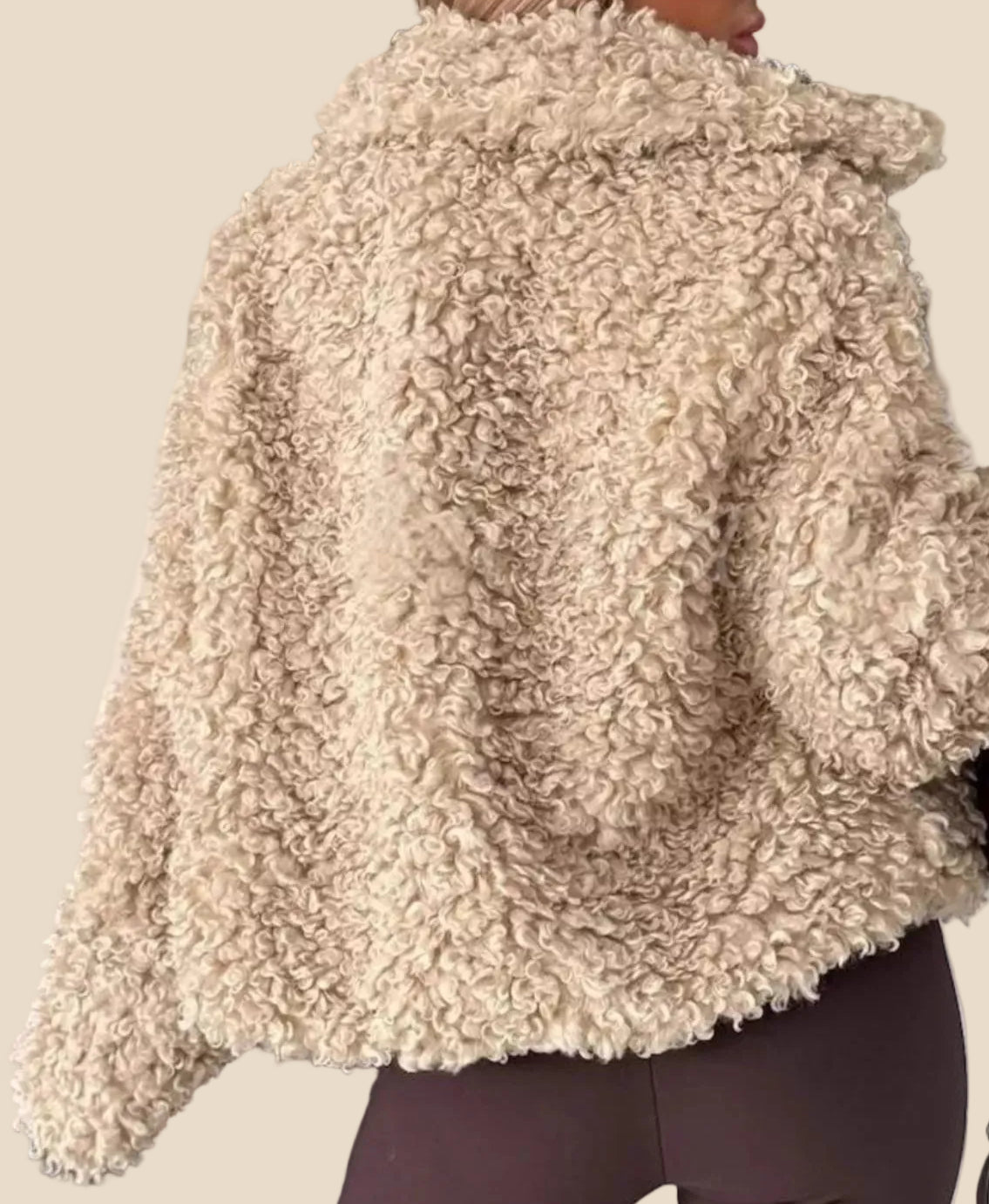 Rückansicht der Teddyjacke für Damen mit flauschiger strukturierter Oberfläche