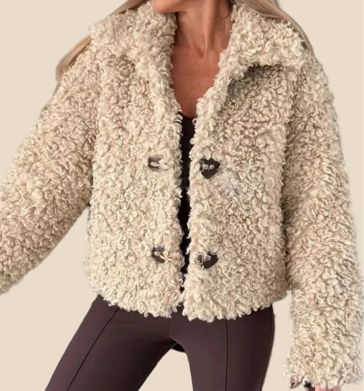 Vorderansicht der Teddyjacke für Damen mit Kragen und kontrastierenden Knöpfen