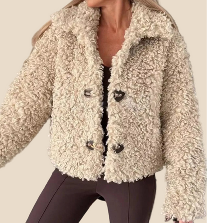 Vorderansicht der Teddyjacke für Damen mit Kragen und kontrastierenden Knöpfen
