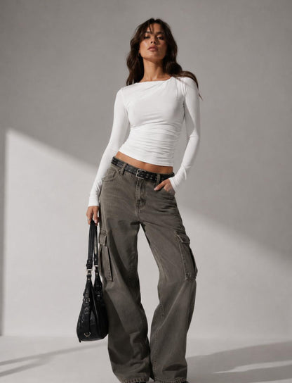 Weißes figurbetontes Damen Top mit asymmetrischem Ausschnitt und langen Ärmeln in moderner Kombination
